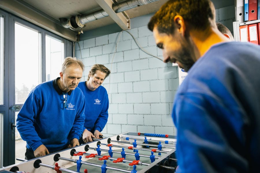 Martin, Fadil und Kevin beim Tischfussball - Fischer Metallbau AG
