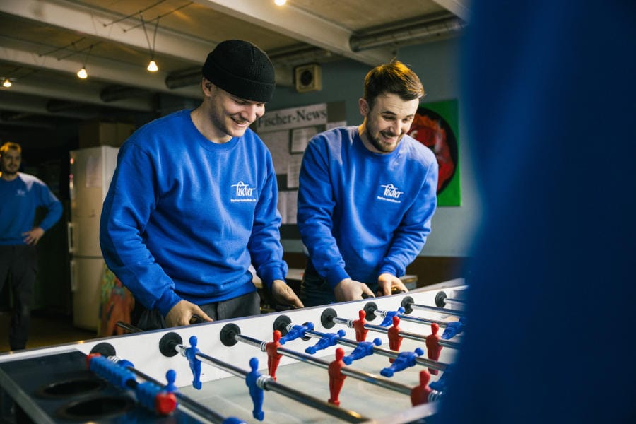 Joel und Edon beim Tischfussball - Fischer Metallbau AG
