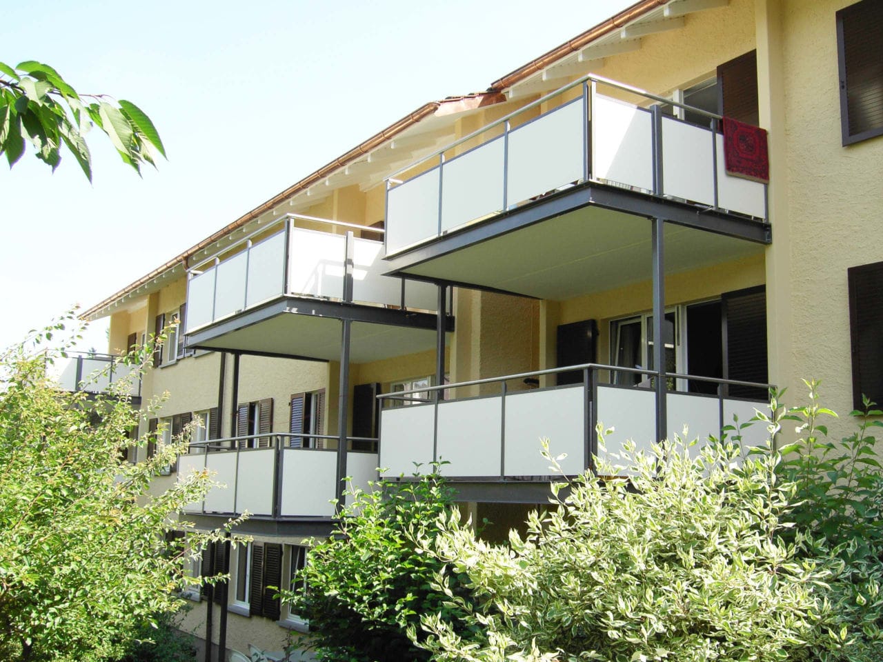 Balkone aus Stahl mit Betonböden zu gelbem Haus