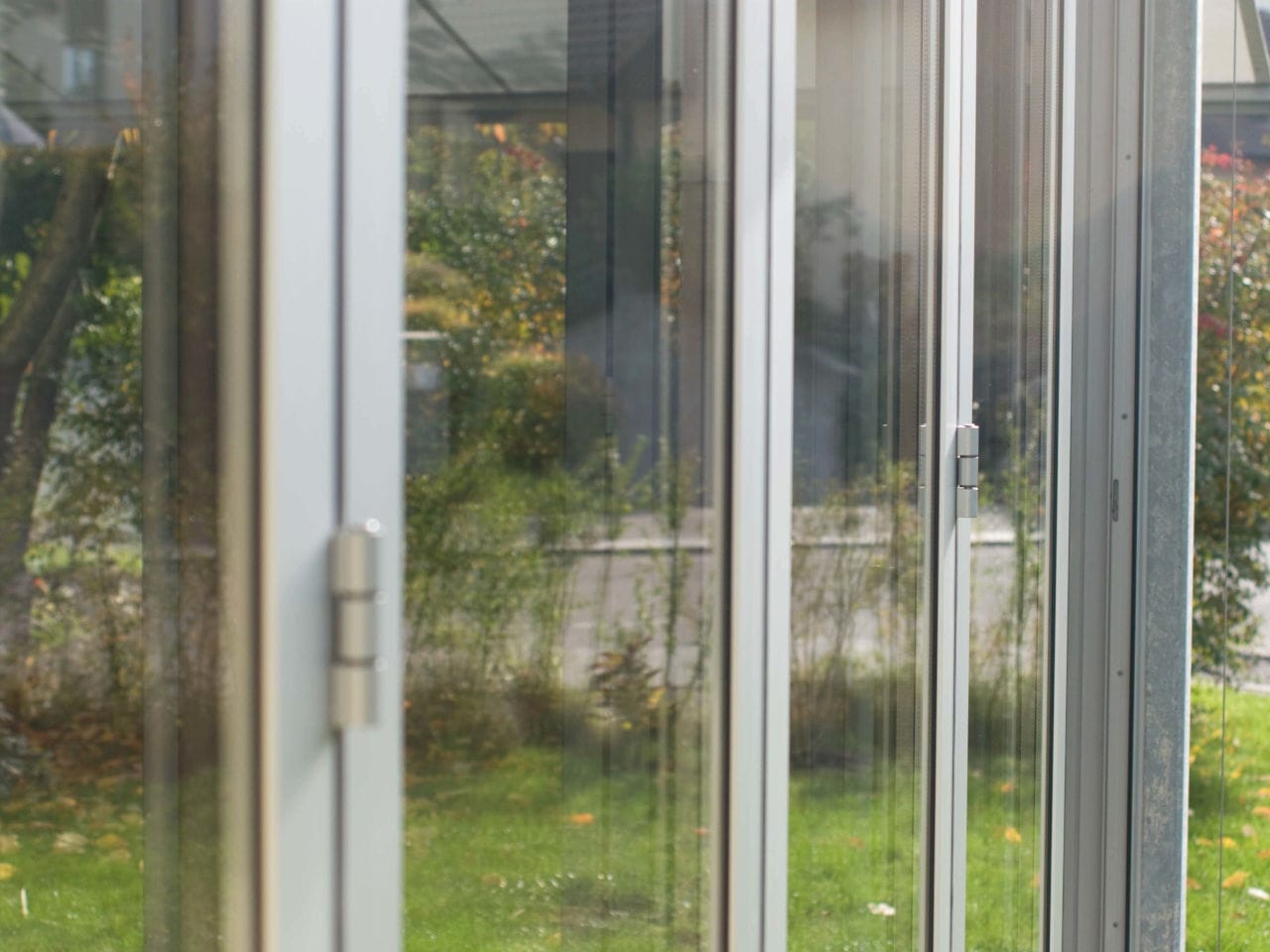 Sitzplatzverglasungen und Balkonverglasungen mit Glasfaltfaltschiebetueren-System - Detailansicht
