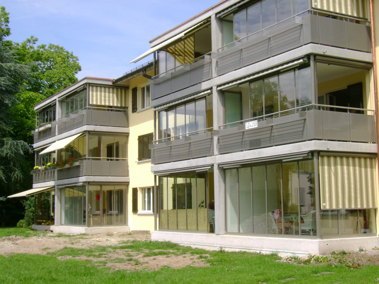 Balkonverglasungen mit Flasfaltfaltschiebetüren-System nach Renovation