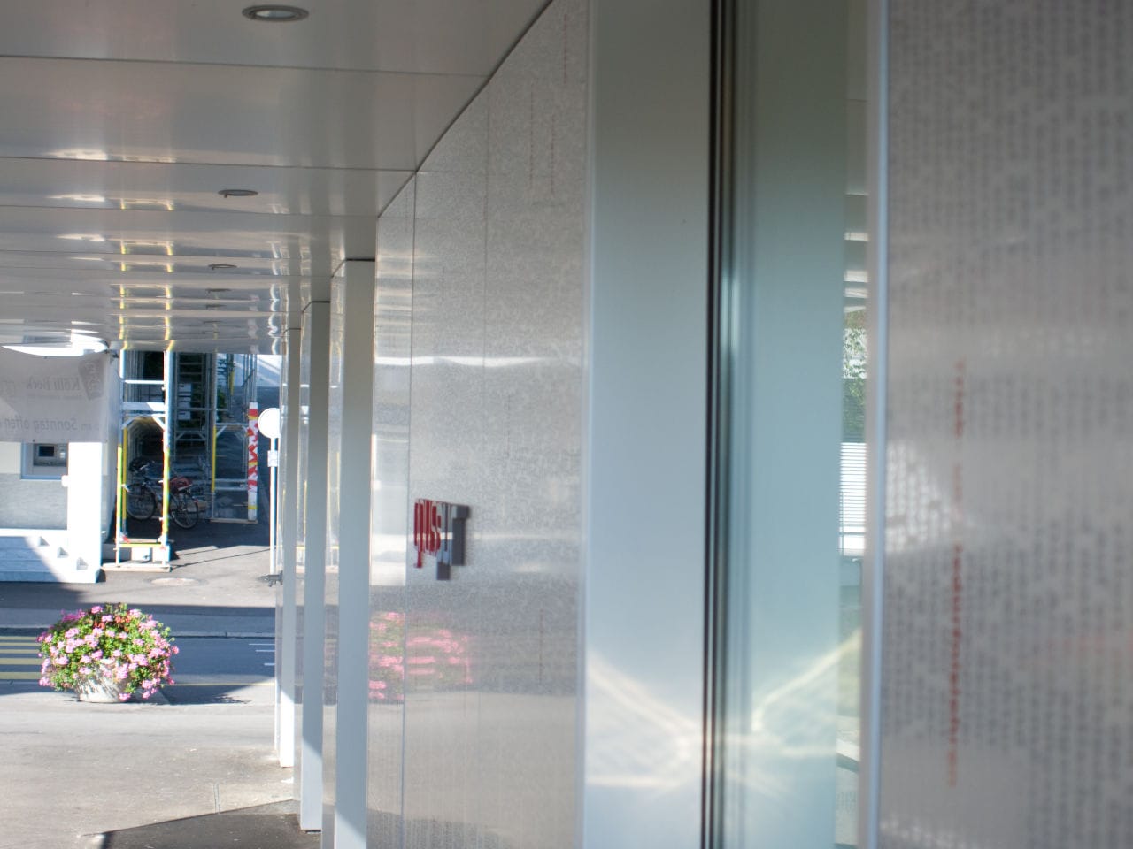 Fassade aus Aluminium mit Schaufenster und Vordach als Unterstand