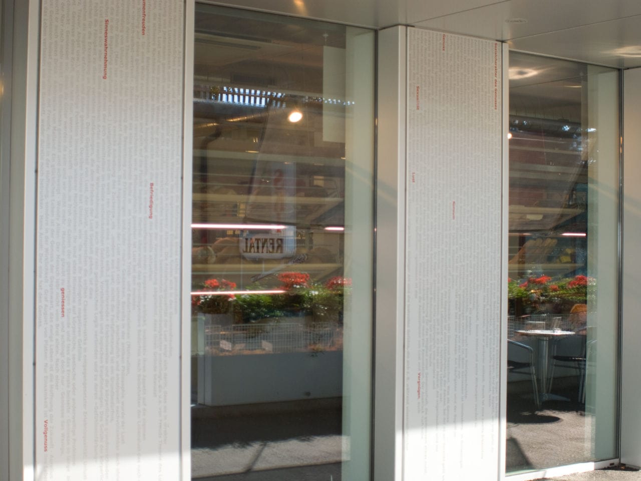 Fassade aus Aluminium mit Schaufenster in Weiss