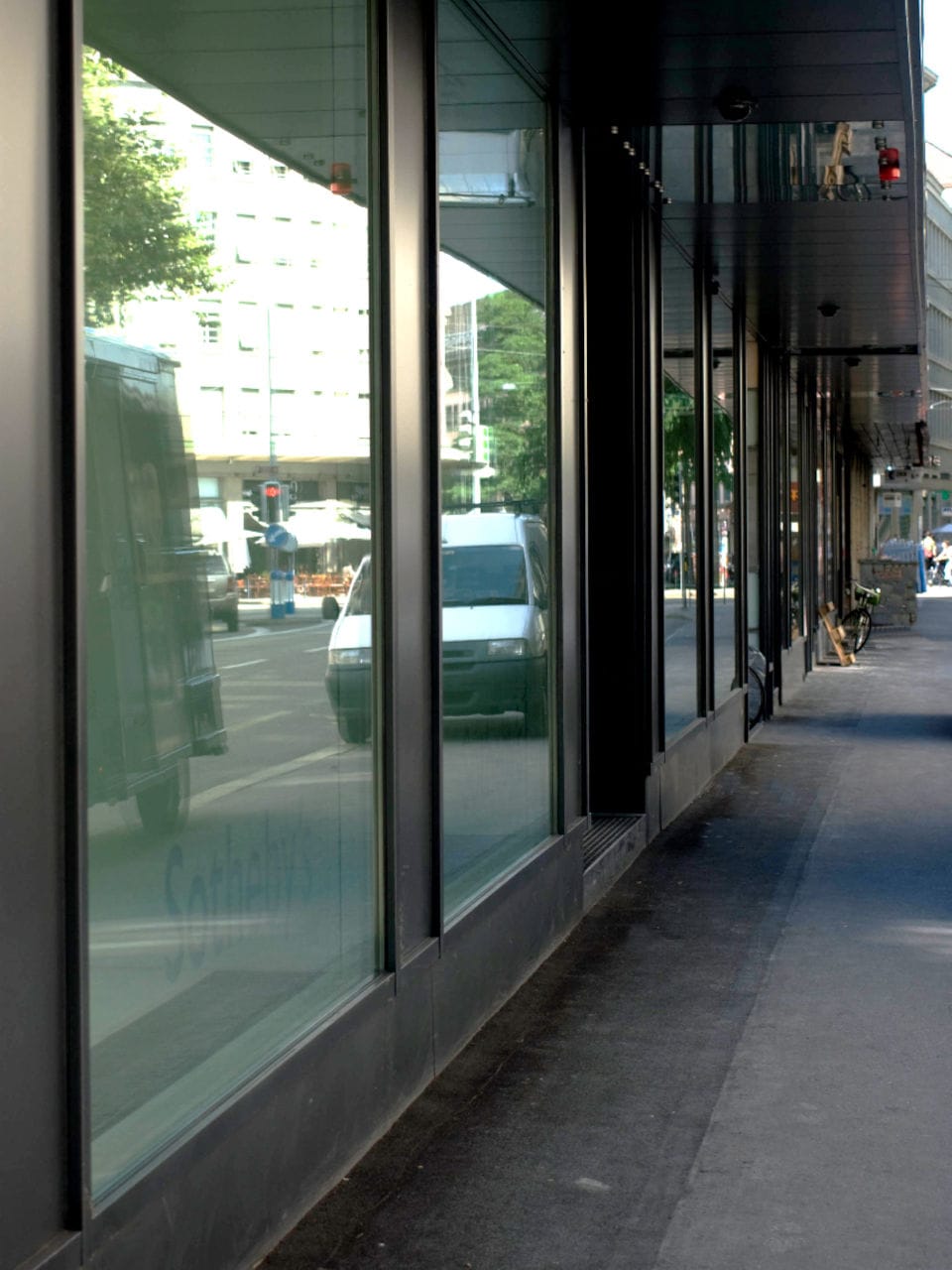 Fassade Aluminium Metall mit Schaufenster und Eingang