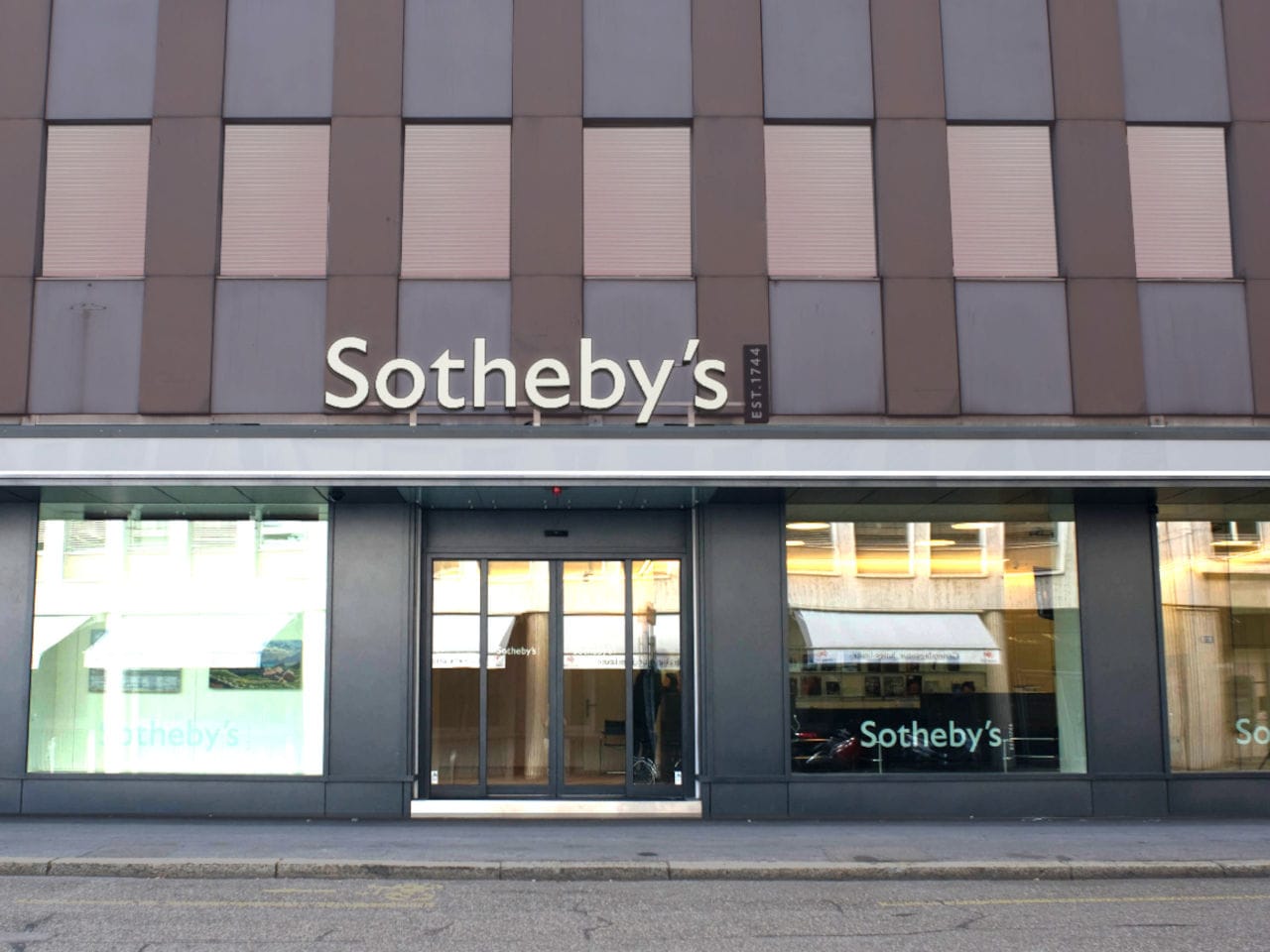 Metallfassade uns Aluminium mit Schaufenster