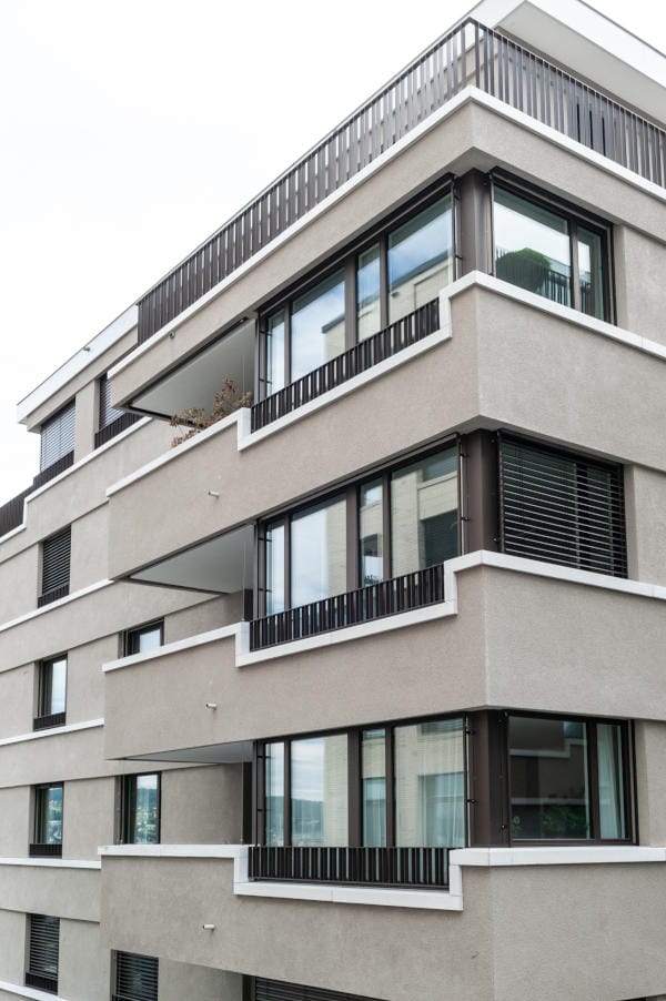 Balkongeländer in luftiger Höhe