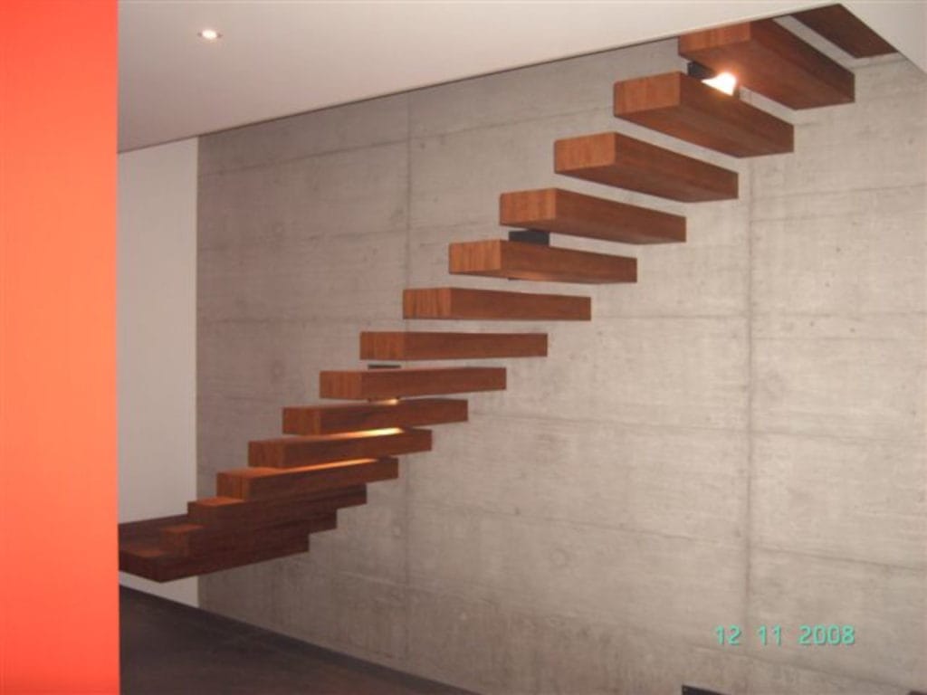 Metallbau Treppe für den Innenbereich mit Holztritten