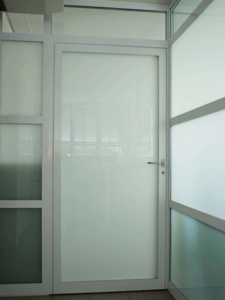 Metalltüre aus Stahl mit Mattglas