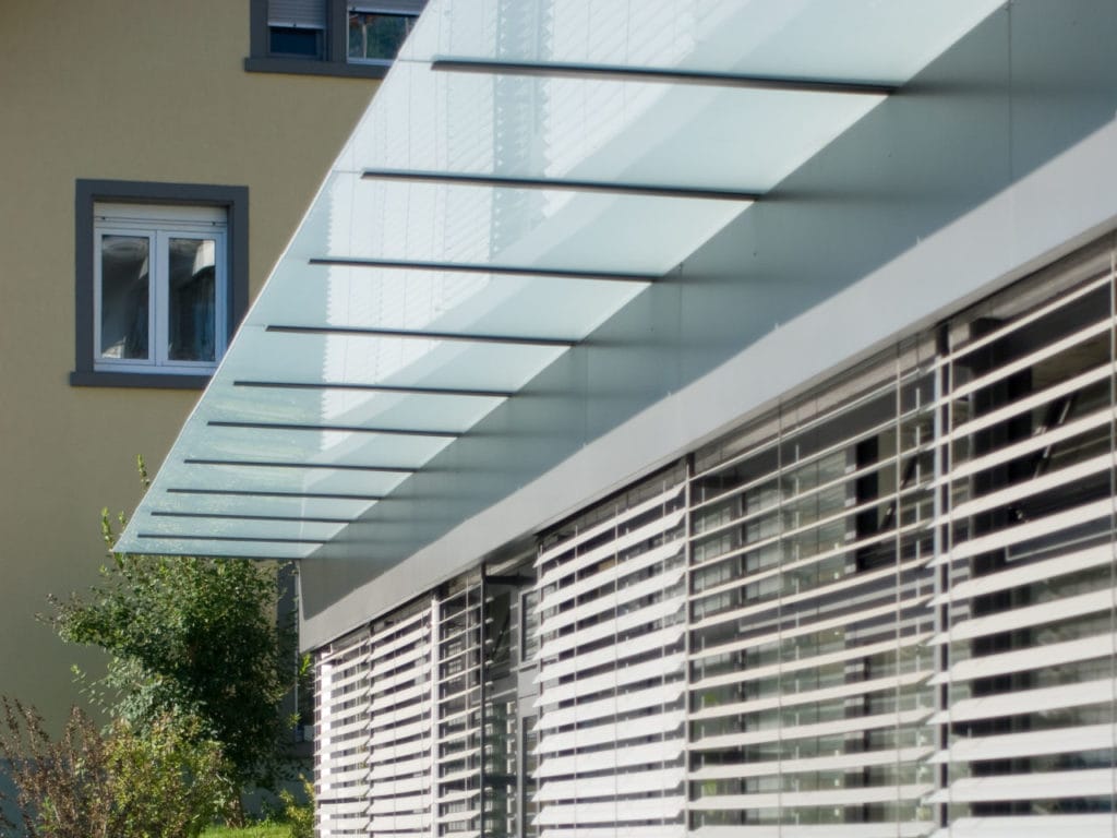 Vordach über Fenster aus Stahl und Glas