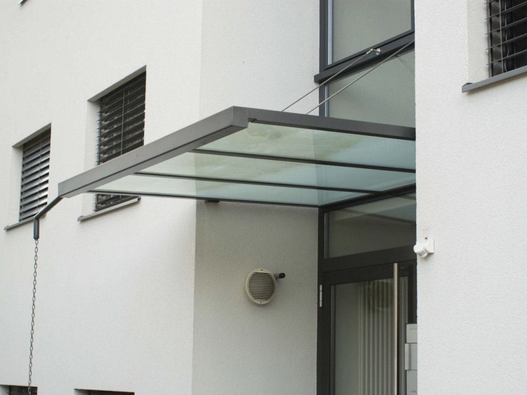 Vordach aus Stahl und Glas über Eingangstüre