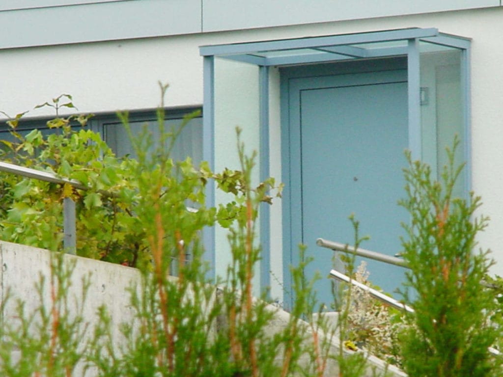 Türen Vordach und Windfang aus Stahl und Glas